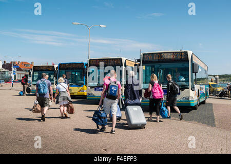 4. Juli 2014 Busbahnhof auf dem Platz gegenüber dem Fähranleger in West-Terschelling. Ankunft frische Touristen.  Het busstation Stockfoto