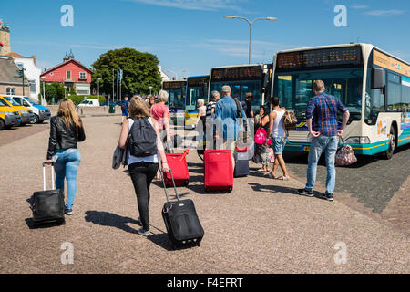 4. Juli 2014 Busbahnhof auf dem Platz gegenüber dem Fähranleger in West-Terschelling. Ankunft frische Touristen.  Het busstation Stockfoto