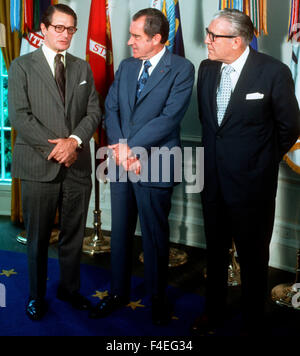 Attorney General Elliott Richardson und FBI-Direktor Clarence Kelly mit Präsident Richard Nixon im Juni 1973. Stockfoto