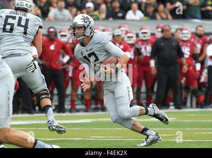 Autzen Stadium, Eugene, OR, USA. 10. Oktober 2015. Oregon Ducks quarterback Taylor Alie (12) während der NCAA Football-Spiel zwischen den Enten und die Washington State Cougars Autzen Stadium, Eugene, OR. Larry C. Lawson/CSM/Alamy Live-Nachrichten Stockfoto