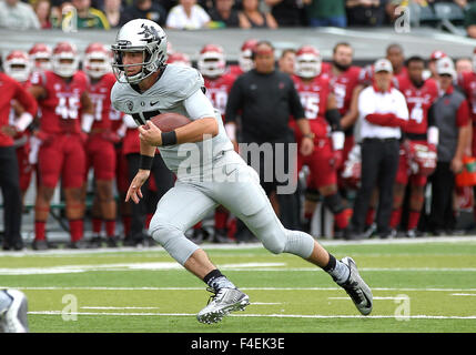 Autzen Stadium, Eugene, OR, USA. 10. Oktober 2015. Oregon Ducks quarterback Taylor Alie (12) während der NCAA Football-Spiel zwischen den Enten und die Washington State Cougars Autzen Stadium, Eugene, OR. Larry C. Lawson/CSM/Alamy Live-Nachrichten Stockfoto