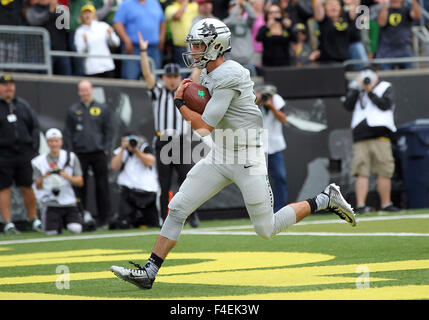 Autzen Stadium, Eugene, OR, USA. 10. Oktober 2015. Oregon Ducks quarterback Taylor Alie (12) während der NCAA Football-Spiel zwischen den Enten und die Washington State Cougars Autzen Stadium, Eugene, OR. Larry C. Lawson/CSM/Alamy Live-Nachrichten Stockfoto