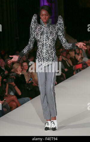 All Saints Church, The Drive, City of Brighton & Hove, East Sussex, Großbritannien. Designs von Isaac Raymona auf der Brighton Fashion Week 2015 auf der Sustain Catwalk Show, 16.. Oktober 2015 Stockfoto