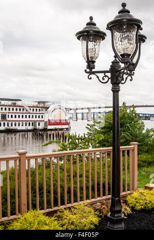 USA, New Jersey, unteren Raritan River Basin, Raritan River Mündung, Perth Amboy, Flussufer Bahnhof, Casino St. Charles, Raddampfer (mit Füllhorn Tiki Bar). Stockfoto