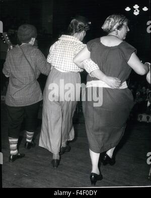 1964 - jeder ist es, Swingin ' swingin'it: Frau Mopps genießen einer der Tänze während ihrer. Mrs-Mopp geht Gay. Kapern auf dem Charladies Ball war Ihrem Schreibtisch nur eine war etwas staubig ein Tag letzte Woche. oder war ein klein wenig Asche links auf dem Teppich? Wenn ja, nicht die Schuld der Cher. Sie war wahrscheinlich ein bisschen pro kam in dieser Nacht. mehr die würdigsten würdig-geben ihnen einen Wel verdienten Titel - jene Frauen, die aufstehen, bevor die Morgendämmerung am Himmel Risse und ihren Weg in kleinen Gruppen zu "tun" die Zimmer und Flure von den Zehntausenden von Büros in der "Großstadt" feierten. In opite Stockfoto