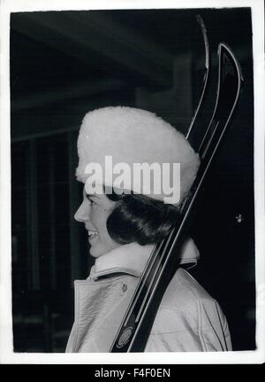 1964 - vorbereitet für Großbritannien Winter Olympics Team: Männer und Frauen Mitglieder der British Olympic Skifahren und Eislaufen Teams sind weiße Pelzmützen - genannt '' Macmillan Moskau Hut '' als Teil ihrer Parade-Kleid gegeben werden. Sie sind sie bei den Olympischen Winterspielen im Februar in Squaw Valley zu tragen. VEREINIGTE STAATEN VON AMERIKA Die Hüte gehörte in Serie an die Mitglieder des Teams bei der Lillywhite Wintersport Cocktail-Party, Regent Street heute Abend zu sehen. Das Foto zeigt Hazel Vanbraan wer von Hayward Heide - Shows die neue '' Macmillan Moskau Hut '' - kommt im Winter Olympics Team geliefert werden soll. ( Stockfoto