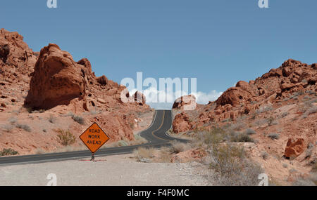 Wüste von Nevada "Straßenarbeit vor uns" Stockfoto