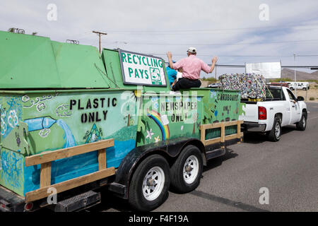 Kleinstadt Parade Float konzentrierte sich auf recycling. Truth or Consequences, New Mexico, USA. Stockfoto