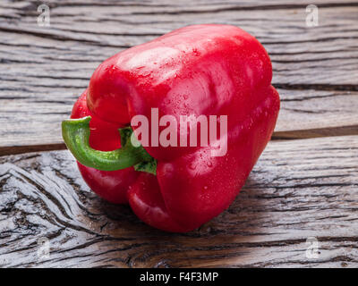 Frisch gewaschen rote Paprika auf dem Holztisch. Stockfoto