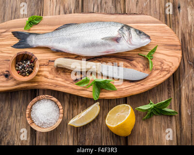 Wolfsbarsch Fisch auf dem Graphit-Brett. Stockfoto