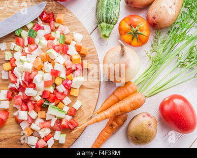 Frisch geschnittene Gemüse auf dem Schneidbrett aus Holz. Stockfoto