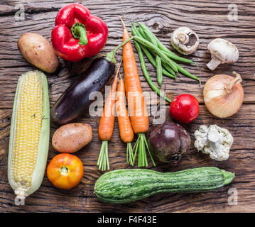Frisches Bio-Gemüse auf dem Holztisch. Ansicht von oben. Stockfoto