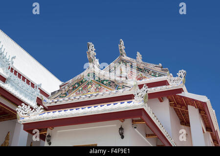 Reich verzierte Dach des Wat Bowonniwet Vihara Tempel in Bangkok, Thailand Stockfoto