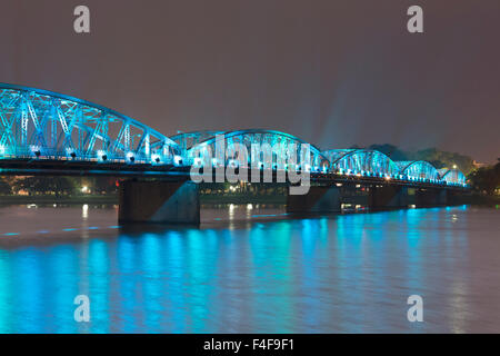 Panoramablick über Truong Tien Brücke in der Nacht, Hue, Vietnam Stockfoto