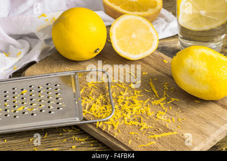 Reibe Peel und Zitronenschale auf dem Holztisch Stockfoto