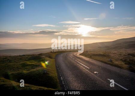 A4069 Straße über Black Mountain über Brynaman bei Sonnenuntergang Brecon Beacons National Park Carmarthenshire South Wales UK Stockfoto