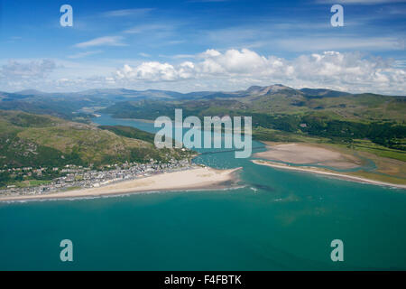 Luftaufnahme von Barmouth, Mawddach Mündung Barmouth Brücke und Cadair Idris Bereich Snowdonia National Park Gwynedd Mid Wales UK Stockfoto