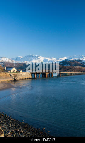 Barmouth Brücke und Mawddach Fluß im Schnee Winter Snowdonia Gwynedd Mid Wales UK Stockfoto