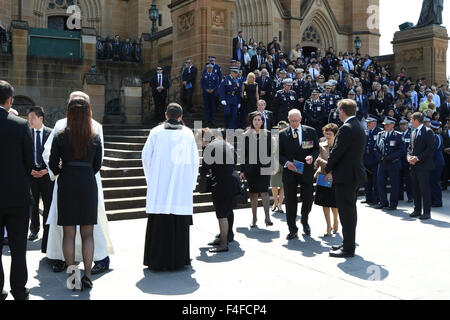 Sydney, Australien. 17. Oktober 2015. Die NSW Polizei, Familie, Freunde und Mitglieder des öffentlichen farewelled Polizei Mitarbeiters Curtis Cheng Trauerfeier an einer Trauerfeier an Str. Marys Kathedrale in Sydney. Im Bild: Menschen fahren nach der Trauerfeier. Bildnachweis: Richard Milnes/Alamy Live-Nachrichten Stockfoto