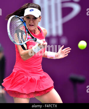 Tianjin, China. 17. Oktober 2015. Agnieszka Radwanska Polens gibt den Ball während ihre Frauen Singles Halbfinale gegen Karolina Pliskova der Tschechischen Republik beim 2015 Tianjin Open Tennisturnier in Tianjin, China, 17. Oktober 2015 zurück. Radwanska gewann 2: 0. Bildnachweis: Yue Yuewei/Xinhua/Alamy Live-Nachrichten Stockfoto