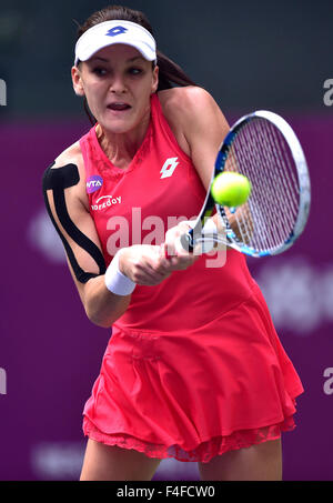 Tianjin, China. 17. Oktober 2015. Agnieszka Radwanska Polens gibt den Ball während ihre Frauen Singles Halbfinale gegen Karolina Pliskova der Tschechischen Republik beim 2015 Tianjin Open Tennisturnier in Tianjin, China, 17. Oktober 2015 zurück. Radwanska gewann 2: 0. Bildnachweis: Yue Yuewei/Xinhua/Alamy Live-Nachrichten Stockfoto