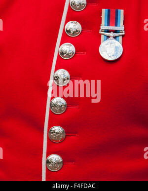 Detail des Grenadier-Gardist-uniform mit roten Jacke, Knöpfe, weißer Gürtel mit Regiments Schnalle und Ehrenzeichen für Verdienste im Af Stockfoto