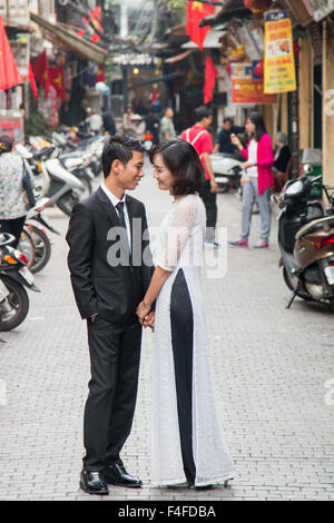 Junge vietnamesische frisch verheiratete Paare lassen ihre Hochzeitsfotos in der Altstadt von Hanoi im Stadtzentrum von Hanoi, Vietnam, machen Stockfoto