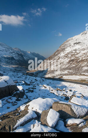 Llanberis Pass A4086 Straße im Winter mit Schnee unterwegs Snowdonia National Park Gwynedd North Wales UK Stockfoto