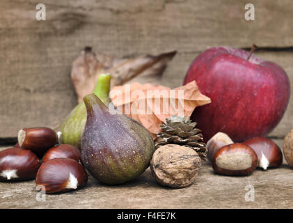 Sortiment von Herbstfrüchte auf hölzernen Hintergrund Stockfoto