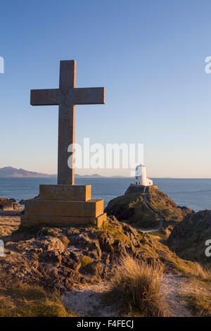 Llanddwyn Steinkreuz Insel Ynys Llanddwyn nationaler Natur Reserve mit alten Twr Mawr Leuchtturm, Caernarfon Bay und fernen mou Stockfoto