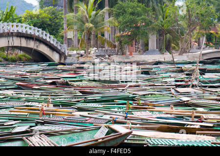 Ausflugsboote Zeile erwarten Kunden bei Tam Coc Ngo Dong Flusshafen, Ninh Binh, Nord-vietnam Stockfoto