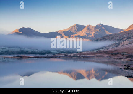 Llynnau Mymbyr Snowdon Horseshoe von Capel Curig im Morgennebel Snowdonia National Park North Wales UK Stockfoto