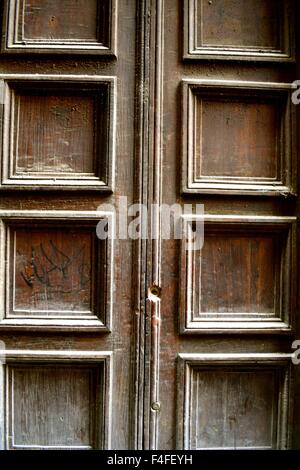 Alte getäfelte Tür auf einer Straße in Florenz Italien Stockfoto