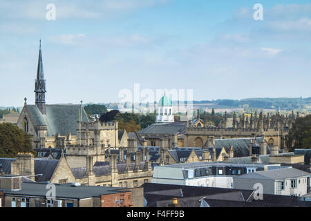 Ein Besuch der historischen Universität von Oxford Oxfordshire England UK Stadtansicht von Carfax tower Stockfoto