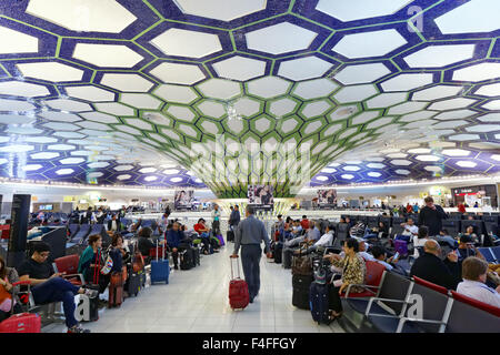 Vereinigte Arabische Emirate: Terminal 1 Halle, Transit-Halle und Duty Free Shops am Flughafen Abu Dhabi Stockfoto