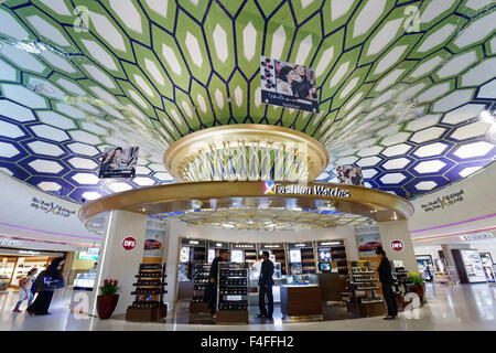 Vereinigte Arabische Emirate: Terminal 1 Halle, Transit-Halle und Duty Free Shops am Flughafen Abu Dhabi Stockfoto