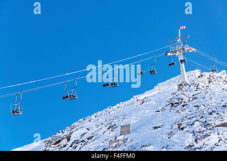 Leere Sessellift am Hintertuxer Gletscher in den Zillertaler Alpen in Österreich Stockfoto