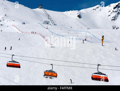 Skifahrer, orange-Sessellift und Slalom-Kurs im alpinen Skigebiet Sölden im Ötztal Alpen, Tirol, Österreich Stockfoto