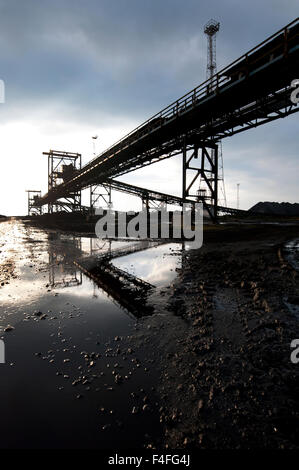 Port Talbot, Wales, UK. 16. Oktober 2015. Jobs bei einer Reihe von TATA Steel Pflanzen erwartet als der Zustrom von billigen Stahl verloren und hohe Energiepreise machen britische Stahlwerke nicht wettbewerbsfähig. Es wird erwartet, dass TATA in Port Talbot, South Wales, nicht beeinträchtigt wird. Bildnachweis: roger tiley/Alamy Live-Nachrichten Stockfoto