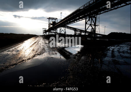 Port Talbot, Wales, UK. 16. Oktober 2015. Jobs bei einer Reihe von TATA Steel Pflanzen erwartet als der Zustrom von billigen Stahl verloren und hohe Energiepreise machen britische Stahlwerke nicht wettbewerbsfähig. Es wird erwartet, dass TATA in Port Talbot, South Wales, nicht beeinträchtigt wird. Bildnachweis: roger tiley/Alamy Live-Nachrichten Stockfoto