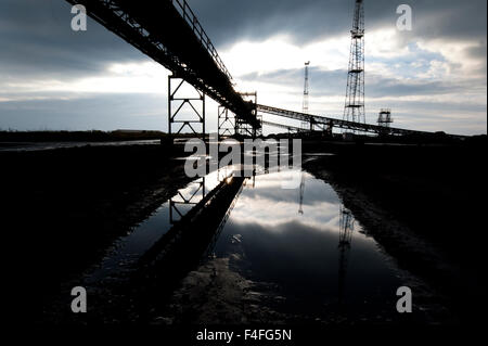 Port Talbot, Wales, UK. 16. Oktober 2015. Jobs bei einer Reihe von TATA Steel Pflanzen erwartet als der Zustrom von billigen Stahl verloren und hohe Energiepreise machen britische Stahlwerke nicht wettbewerbsfähig. Es wird erwartet, dass TATA in Port Talbot, South Wales, nicht beeinträchtigt wird. Bildnachweis: roger tiley/Alamy Live-Nachrichten Stockfoto