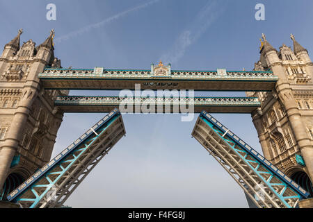 Tower Bridge geöffnet, niedrigen Winkel Frontansicht von der Themse, London, England Stockfoto