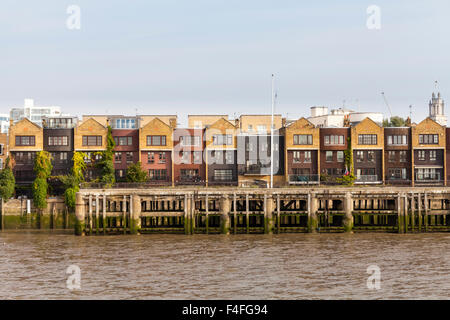 Riverside-Gehäuse in Blyth Kai zwischen Limehouse und Westferry auf der Themse, London Stockfoto