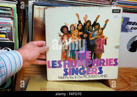 Schallplatte der 1970er Jahre Musikgruppe The Les Humphries Singers in einem Second Hand Laden. Stockfoto