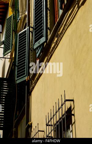 Rollläden an Fenstern eines Hauses in Oltrarno, Florenz Stockfoto