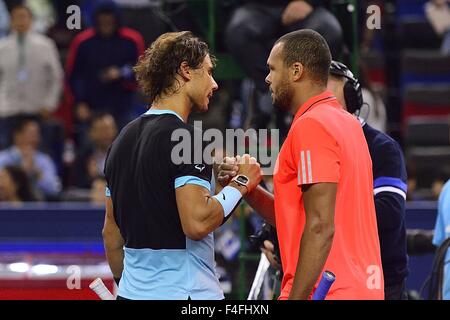 Shanghai, China. 17. Oktober 2015. RAFAEL NADAL aus Spanien und JO WILFRIED TSONGA von Frankreich, während die Semi - Finale des Shanghai Rolex Masters Tennis-Turnier. Bildnachweis: Marcio Machado/ZUMA Draht/Alamy Live-Nachrichten Stockfoto