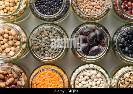 Draufsicht der verschiedenen getrocknete Hülsenfrüchte in Gläsern Stockfoto