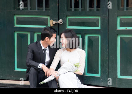 junge vietnamesische frisch verheiratetes Paar haben ihre Hochzeit fotografiert in Hanoi Altstadt, Stadtzentrum von Hanoi, Vietnam Stockfoto