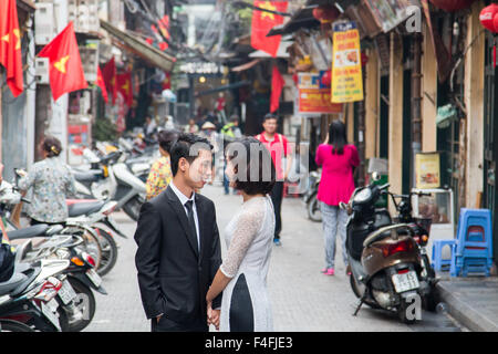 Vietnamesische Hochzeit in Hanoi alte Viertel, glückliches Paar Pose für Fotos auf der Straße, Vietnam Stockfoto