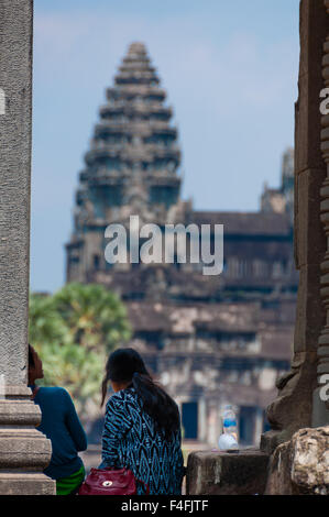 Mädchen sitzen vor Angkor Wat Stockfoto